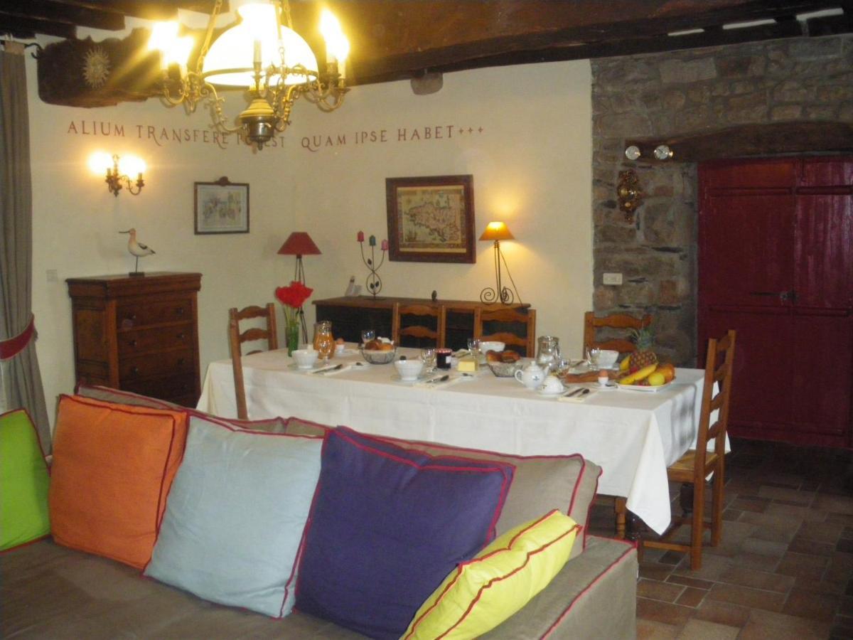 Manoir De La Ville Marie Hirel Bagian luar foto